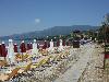 Liegestühle am Kiesstrand von Afissos