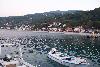 Blick vom Hafen auf Agios Ioannis; am Berghang in Bildmitte Hotel und Bungalows Kentrikon