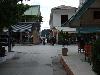 Blick aus einer Nebengasse �ber die Hauptstrasse zum Hafen