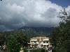 Morgendliche Wolken im Gebirge hinter Nydri