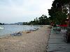 Blick nach rechts am langen Abschnitt des Strandes - auf der Landzunge rechts hinten liegt *Nidri Watersports*, dahinter noch ein St�ck Strand, dann beginnt der Hafen.