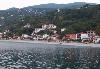 Abendlicher Blick vom Hafen auf die wundersch�n am Hang gelegenen Bungalows des Hotels Kentrikon