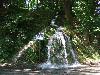 Auf dem Weg von Mouressi nach Zagora kann schon mal der eine oder andere Wasserfall sein Wasser direkt auf die Strasse spenden...