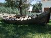 Das Wrack eines alten Fischerbootes in einem Vorgarten