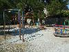 Der �ffentliche Spielplatz dieses Dorfes