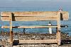 Eine Bank auf dem Pier von Arilas auf Korfu