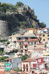 Wie ein Schwalbennest h&auml;ngt die Altstadt von Parga am Burgberg.