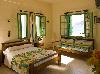 Eines der 1-Zimmer-Apartments (Studio) - Blick in Richtung Doppelbett und Schlafcouch