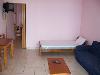 Das Wohn-/ Schlafzimmer eines Apartments 
