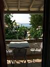 Blick aus einem der oberen Studios �ber den Balkon durch den Innenhof, Richtung Meer
