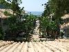 Blick aus einem Zimmer �ber den Innenhof des Rouda Bay zum Meer