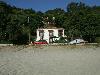 Blick vom Strand auf das Hauptgeb�ude der Paniou Apartments